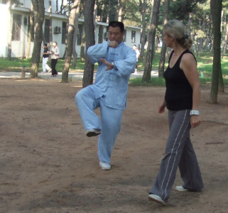 Xiao Yuande mit Ingrid Kurtz beim Tai Chi-Unterricht im Park im Ausbildungszentrum Beidaihe
